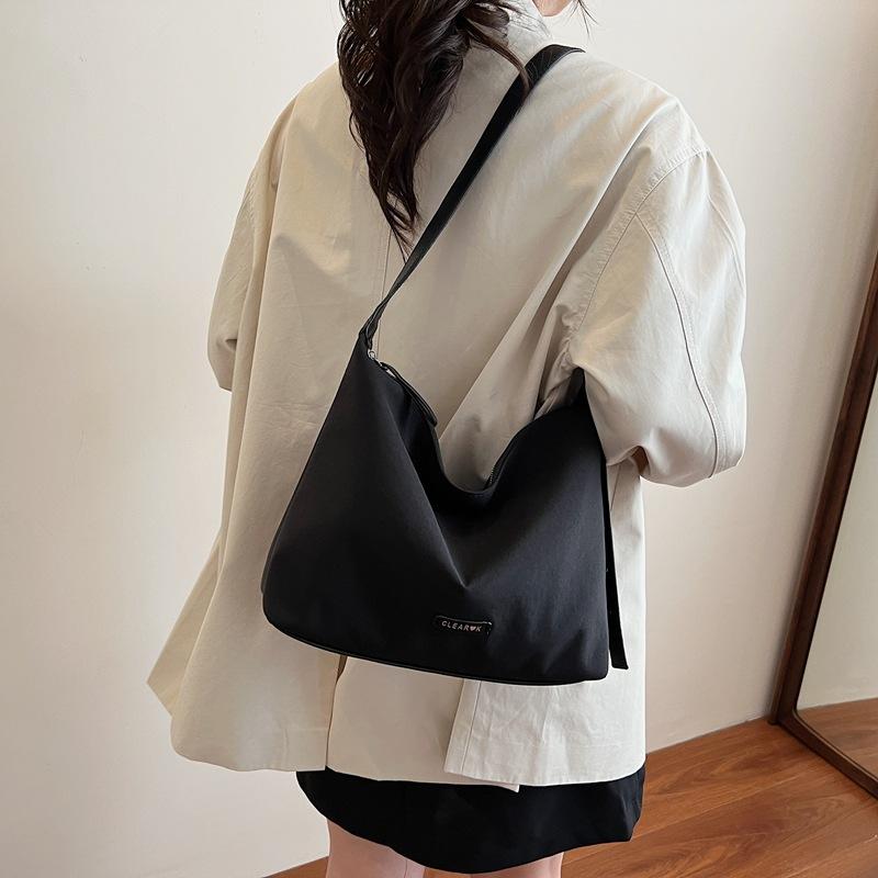 2025 Autumn New Simple Bucket Small Bag Solid Color Fashionable Versatile Shoulder Messenger Bag Casual Commuter Women's Bag