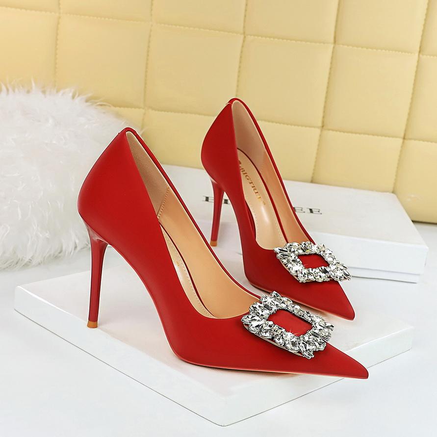 Европейская и американская модная банкетная женская обувь на высоком каблуке, тонкий каблук, супер высокий каблук, с неглубоким ртом и заостренной головкой, женские одиночные туфли с ромбовидными пуговицами