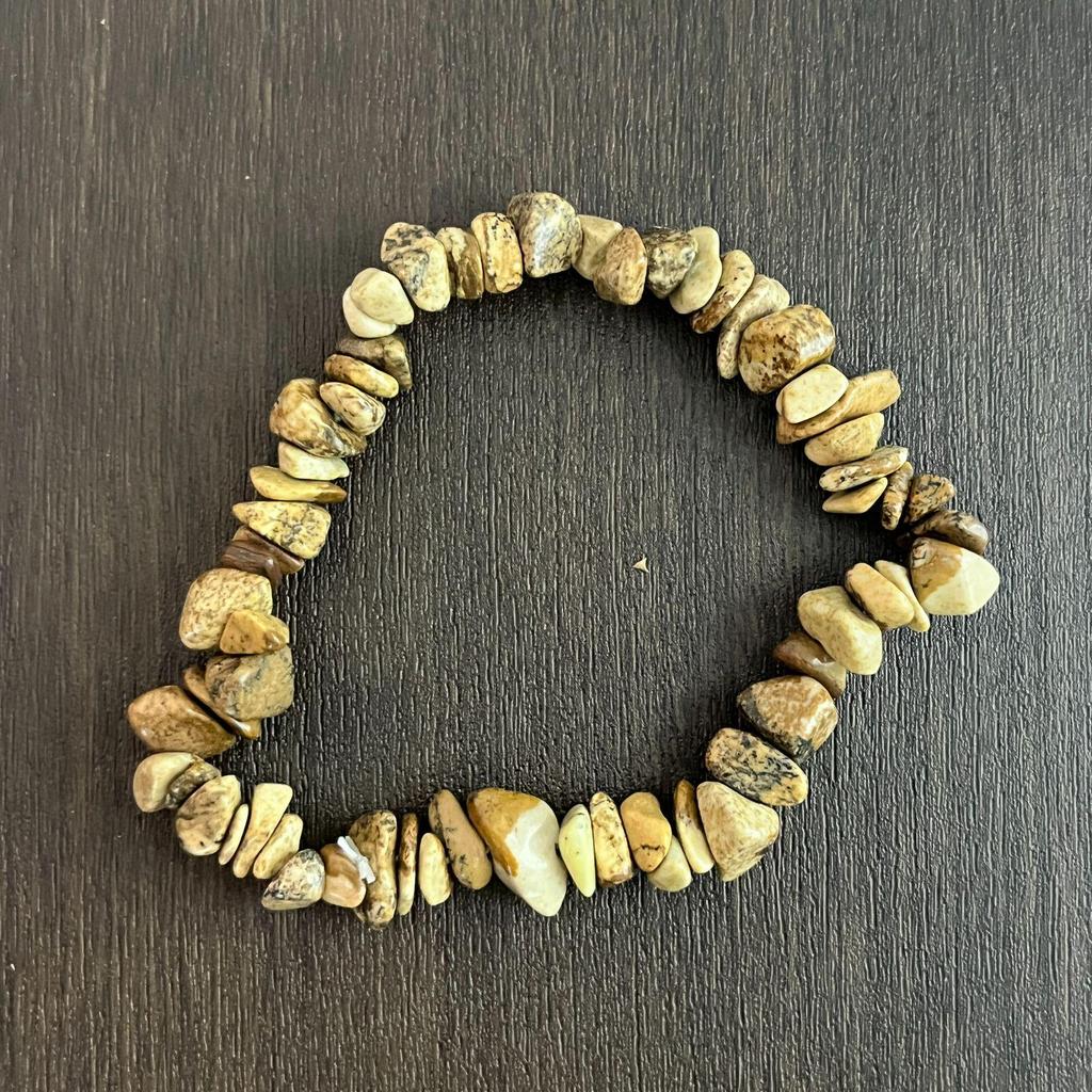 Браслет из разноцветных кристаллов с цитрином, тигровым глазом, лазуритом, аметистом и зеленым авантюрином на эластичном шнуре