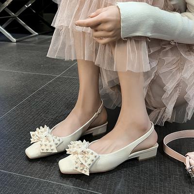 Женские летние сандалии с ручной работы, с бантом и заклепками, с закрытым носком, из лакированной кожи, с открытой пяткой, на низком каблуке, туфли Мэри Джейн