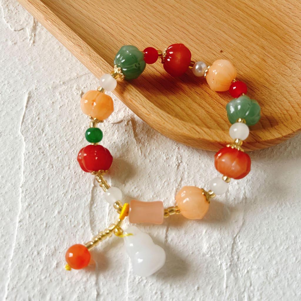 Изысканный браслет из бусин из золотистого шелкового жадеита с кисточкой-оберегом для женщин и мужчин