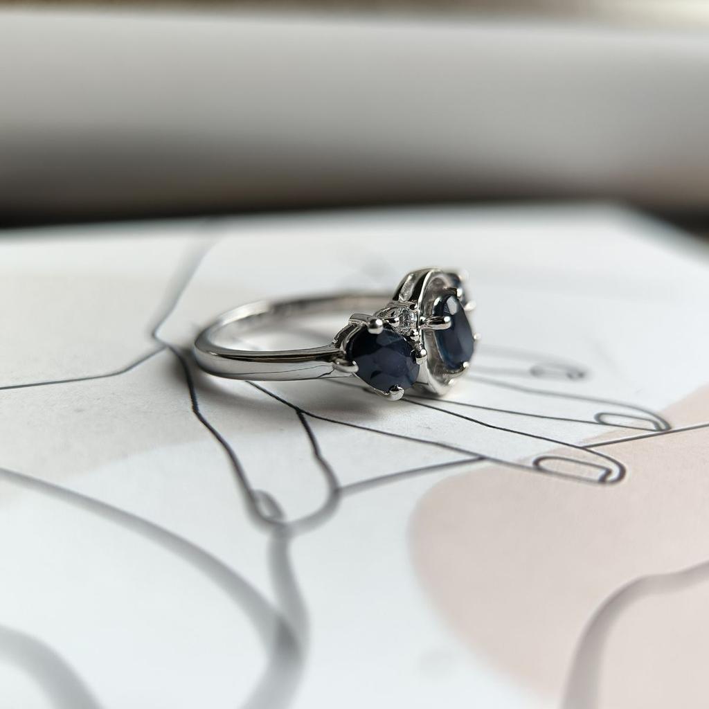 Серебряное кольцо с натуральным сапфиром 1.775ct, вес изделия 2,98 гр (2194743)