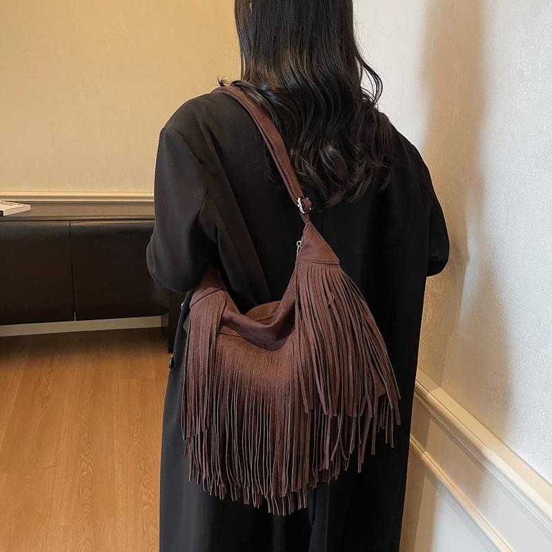 Нишевая дизайнерская сумка женская осень 2025 новая модная матовая сумка-мессенджер на плечо высокого класса с бахромой сумка-ведро