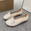 Мода 2025новый Весна ПУ Кожа Однотонные Полые Дышащие Туфли для мамы Удобные Круглый носок Модная Декорация бантом Женская обувь