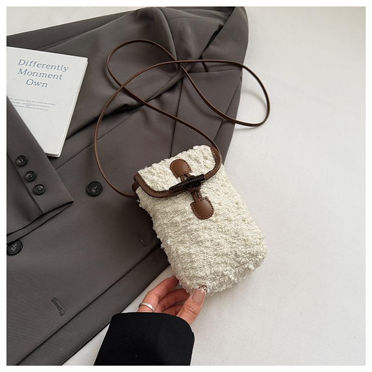 Сумка для мобильного телефона с угловой пряжкой 2025 новая модная популярная маленькая квадратная сумка мини ретро плюшевая контрастного цвета на плечо/кроссбоди