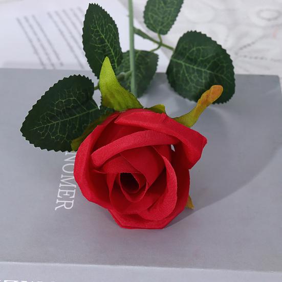 Красивый искусственный цветок, реалистично выглядящий из искусственной шелковой ткани, яркий цвет