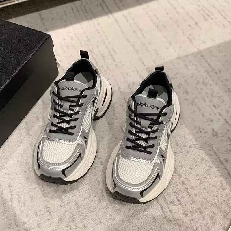 Популярные сетчатые дышащие кроссовки на толстой подошве для женщин, новинка 2025 года, весенняя спортивная женская обувь для отдыха, визуально уменьшающие кроссовки для бега