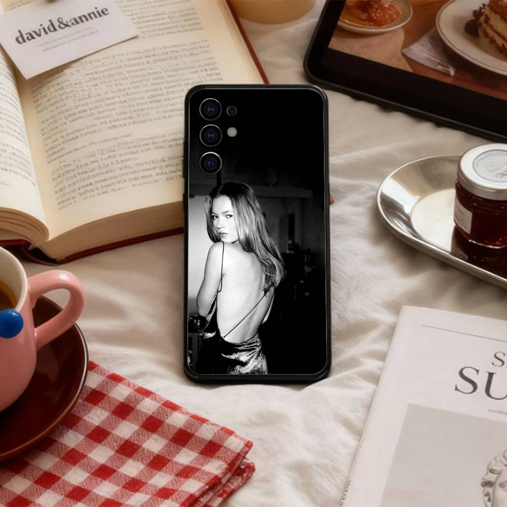 Кейс для телефона 90-х Brit Retro K-Kate M-Moss для Samsung S 25,24,23,22,30,21,10,9,Ultra,Plus,Lite,FE,4,5 G Мягкий Черный Кейс