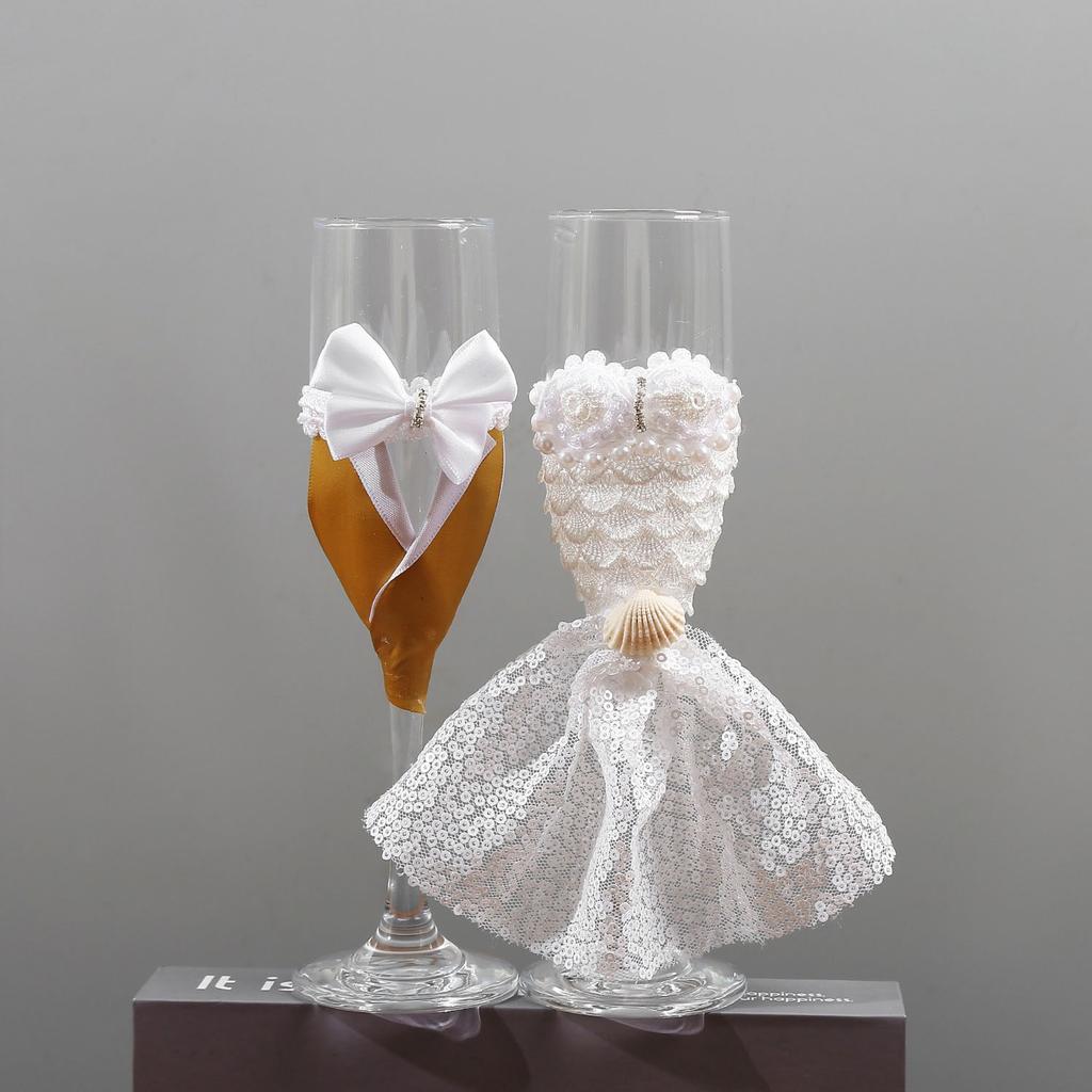Mr and Mrs Wedding Champagne Flutes Set of 2, Engagement Gifts for Couple, Bridal Shower Gifts for Bride, Wedding Gift,Bride & Groom Toasting Glasses