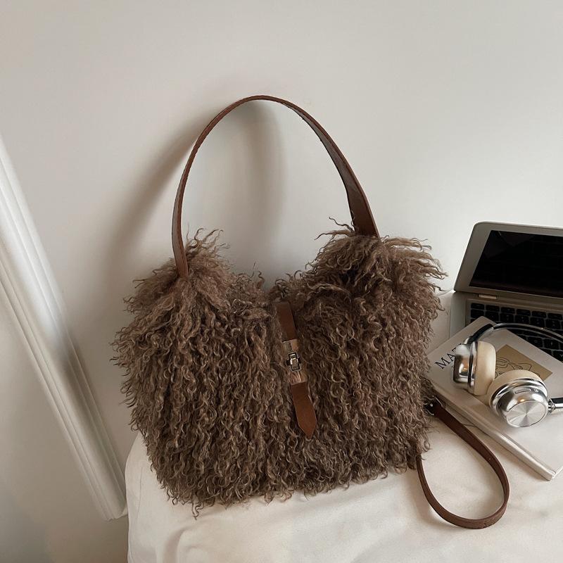 Нишевый дизайн плюшевая сумка женская 2025 новая сумка-мессенджер на одно плечо под мышку осень и зима популярная плюшевая сумка