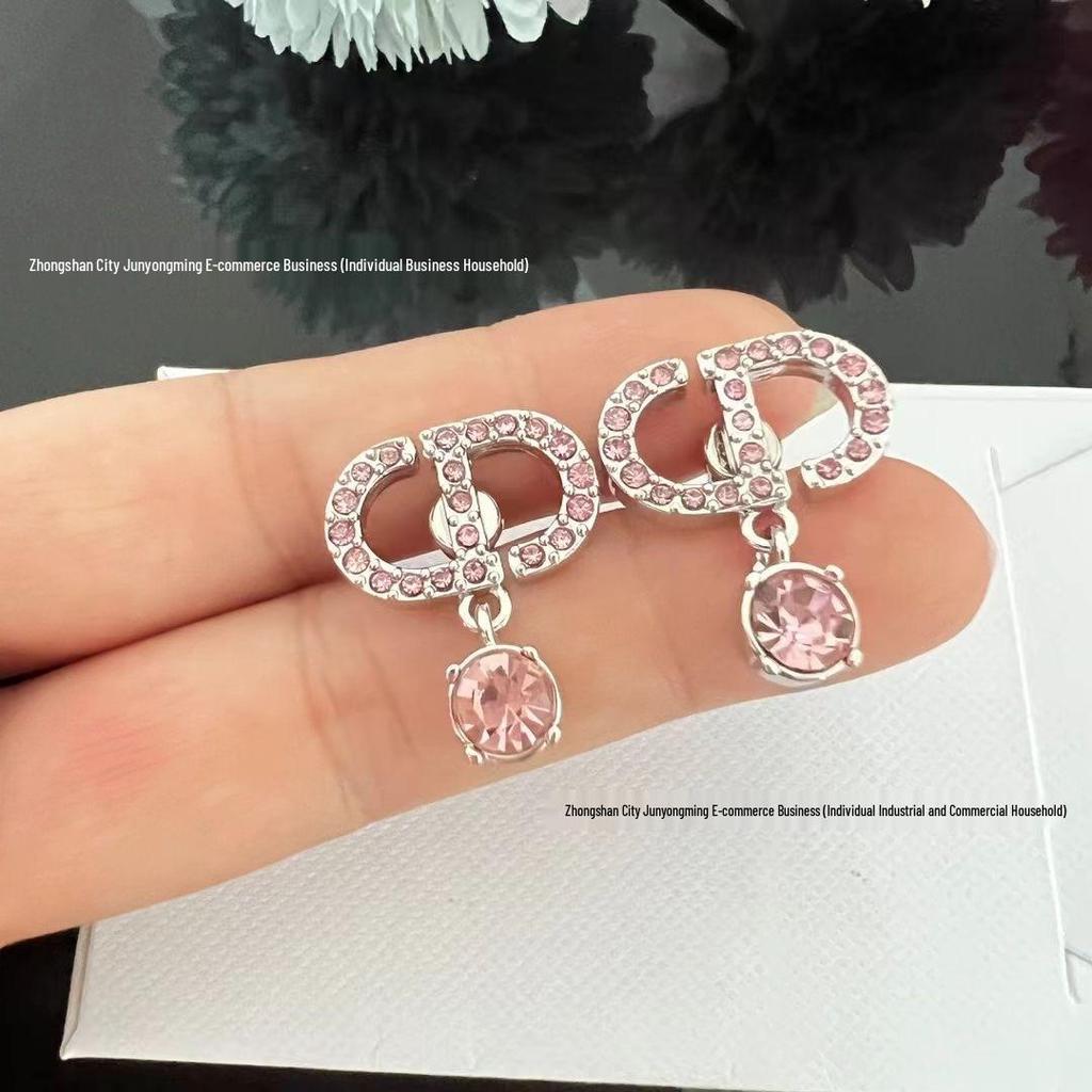 В наличии серьги с кисточками и розовыми бриллиантами: Элегантный женский сладкий стиль с инкрустированными буквами CD