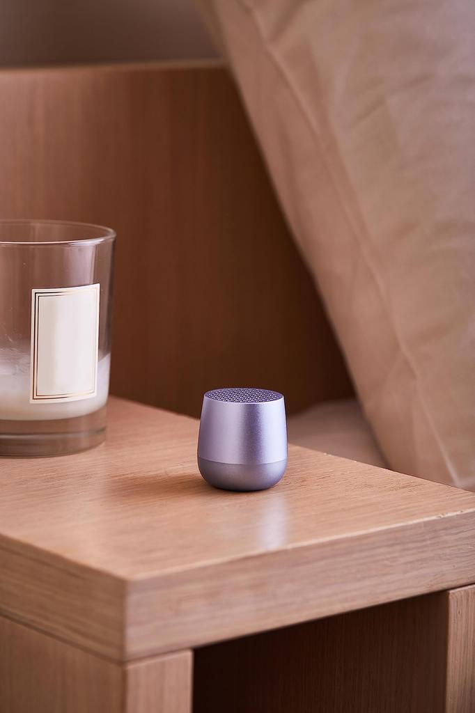 LEXON Wireless Speaker Light Up to 3 hours of continuous playback C wireless charging Connects to 2 devices microphone Selfie shutter function Mino+