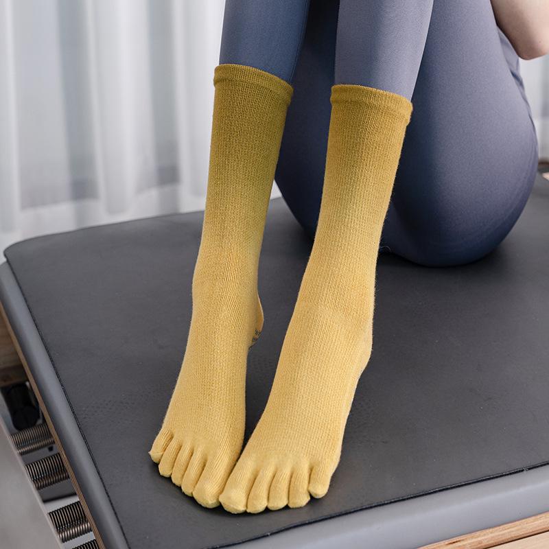 Gradient Non-Slip Mid-Calf Toe Separator Yoga Socks - Autumn/Winter Sweat-Absorbing Sporty Style.
