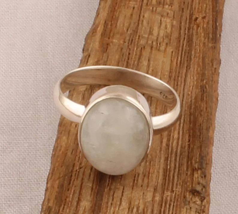 Кольцо с радужным лунным камнем, овальное кольцо, серебряное кольцо 925 пробы, дизайнерское кольцо ручной работы, кольцо с камнем рождения, эффектное кольцо, кольцо с безелем, рождественский подарок
