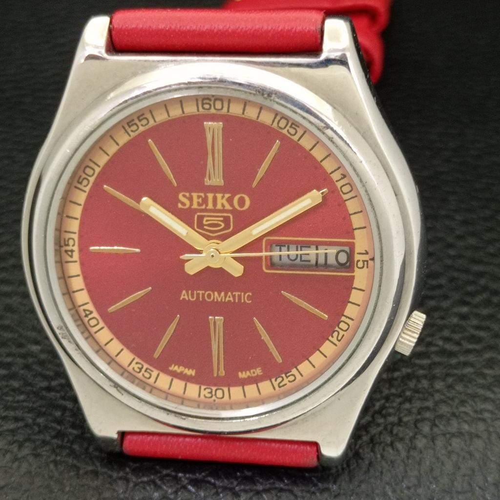 ПОДЕРЖАННЫЕ ВИНТАЖНЫЕ ЧАСЫ SEIKO 5 АВТОМАТИЧЕСКИЕ ЯПОНСКИЕ МУЖСКИЕ ЧАСЫ С ЦИФЕРБЛАТОМ КРАСНОГО ЦВЕТА a434949-2 R122-a434949