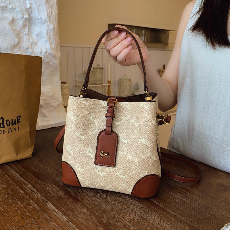 Трендовая сумка-тоут для通勤 2025: Модная сумка-ведро через плечо и на плечо