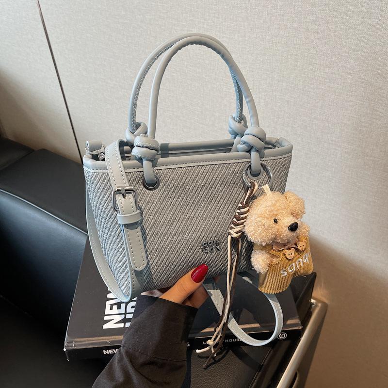 Fashion Trend Small Bag Women's 2025 Spring and Summer New Casual Messenger Bag Niche Design Simple Portable Bucket Bag