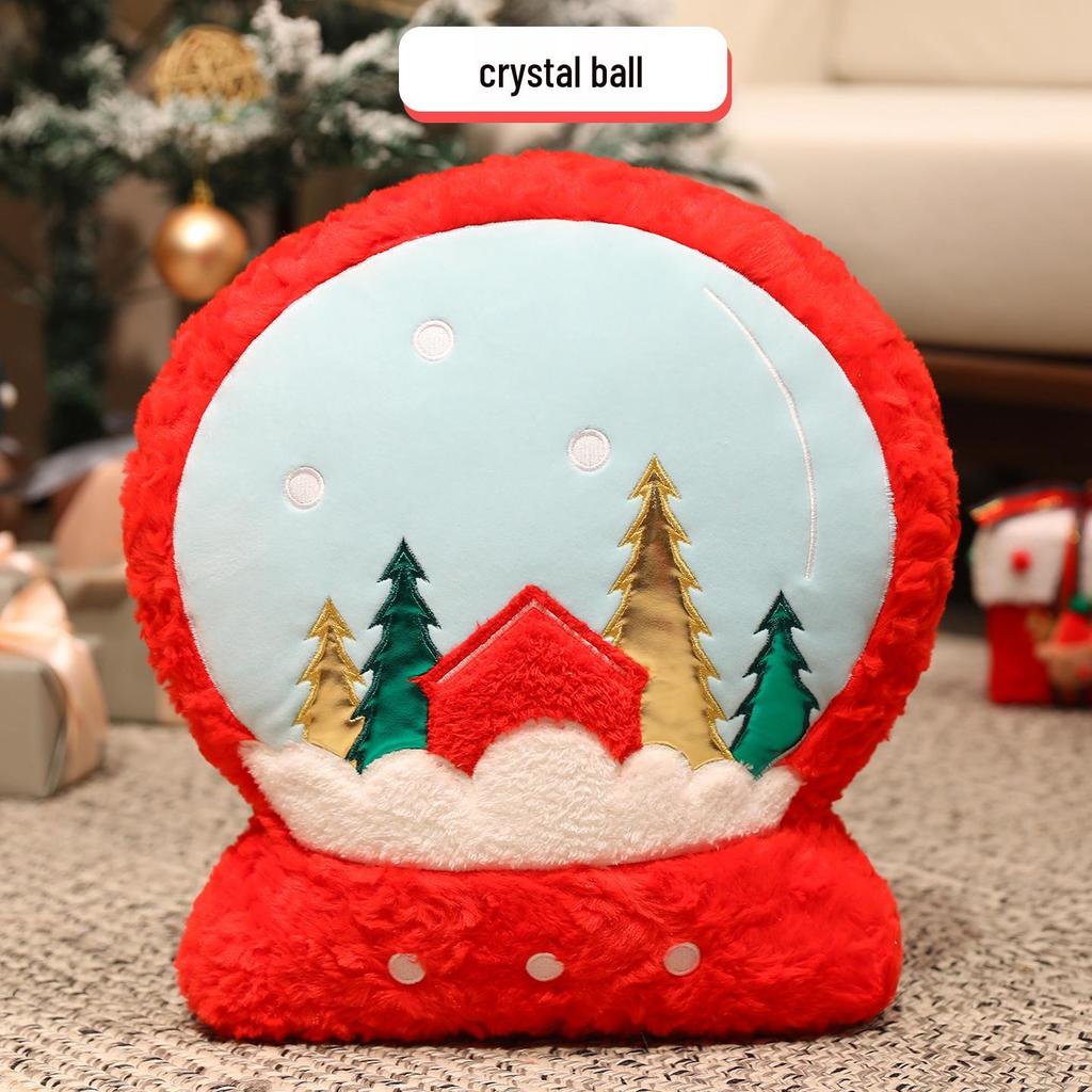 Рождественское праздничное украшение: Плюшевое дерево, Яблочный венок мира и Декоративная подушка в виде пряничного человечка.