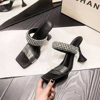 Прозрачные стразы с черными высокими каблуками, крутые шлепанцы и женские летние босоножки с квадратным носком и толстым каблуком.