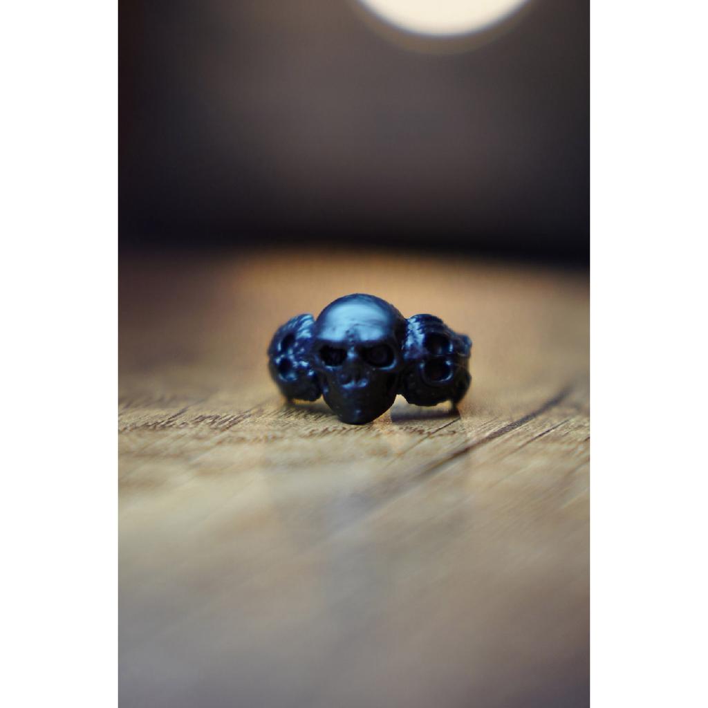 Черное регулируемое кольцо с черепом и скелетом