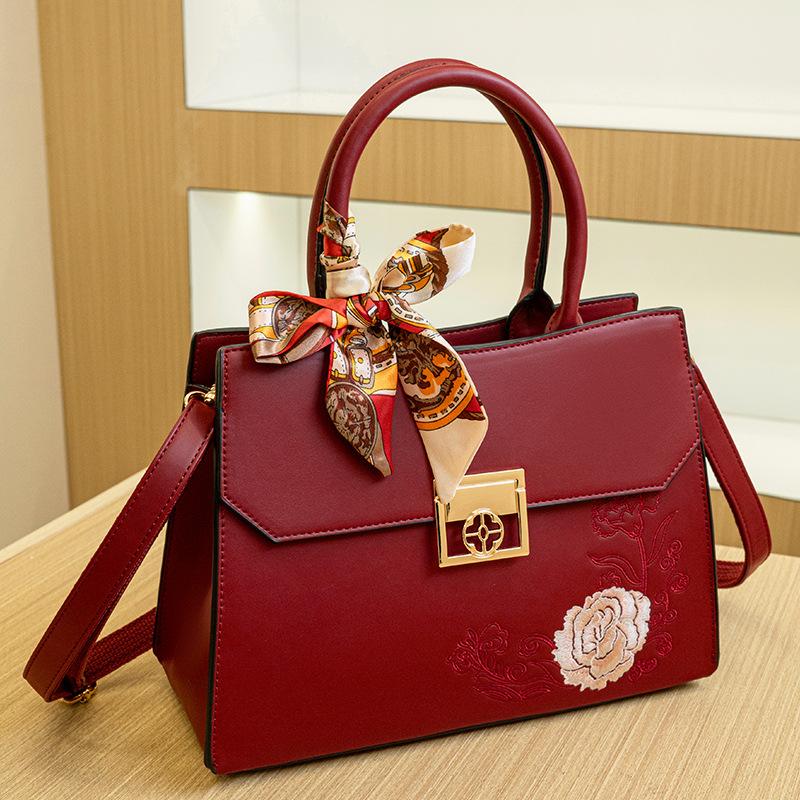 New Chinese-style embroidered handbag for women 2024 new model light luxury bridal wedding bag birthday gift mom bag