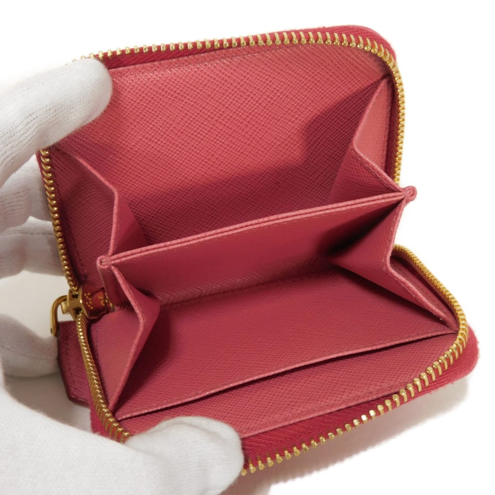 Подержанный 11569 Кошелек для монет Saffiano 1MM268 QHH F0505 7943 Розовый Картхолдер на молнии с треугольным логотипом Peonia Женский от