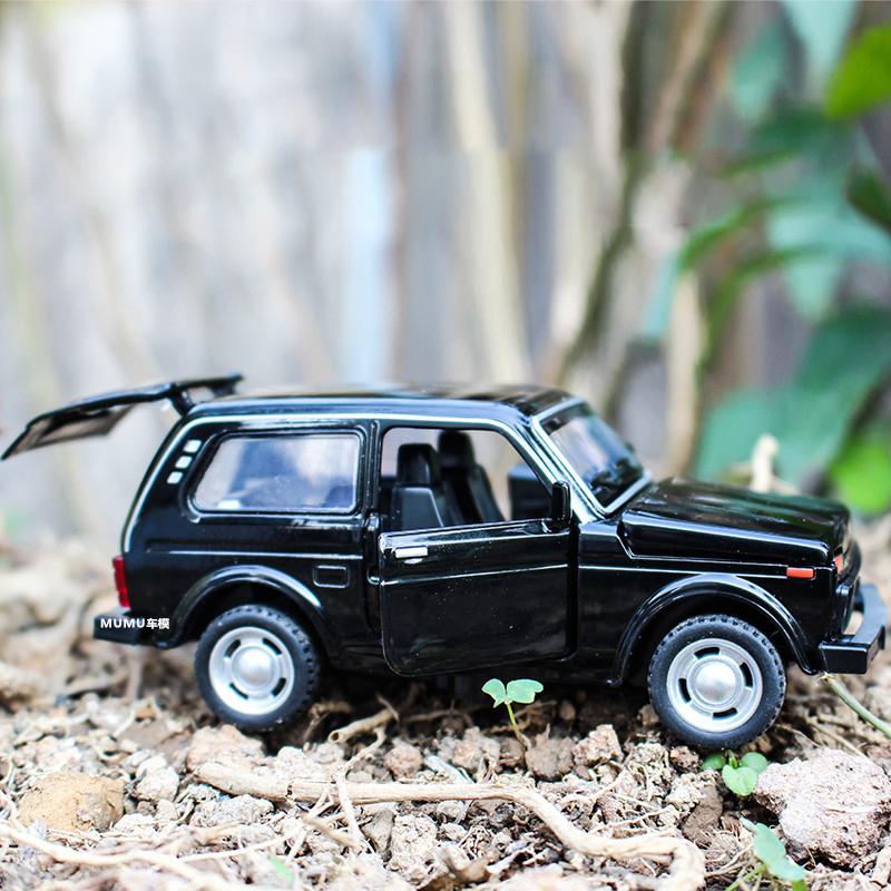 Diecast 1:32 LADA NIVA Jeep Alloy Retro Car Model Car Central Control Ornaments Sound and Light Toy Christmas Gifts for Children