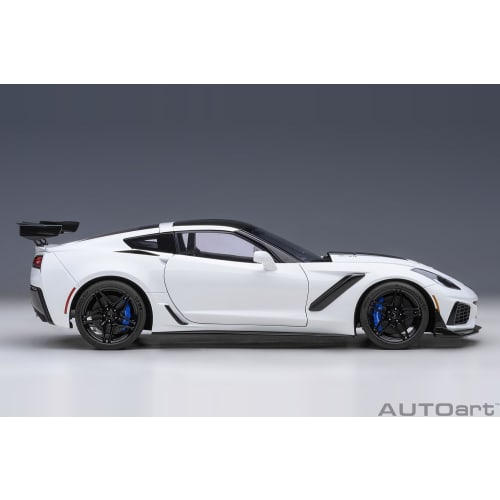 AUTOart 1/18 scale Chevrolet Corvette (C7) ZR1 White Finished Product