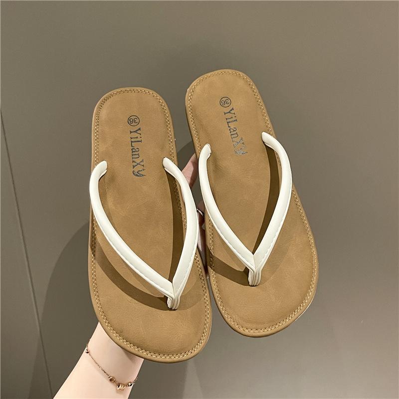 Шлепанцы женские модные для улицы 2025 лето крутые тапочки студенческие простые нескользящие щиплют ногу пляжные шлепанцы