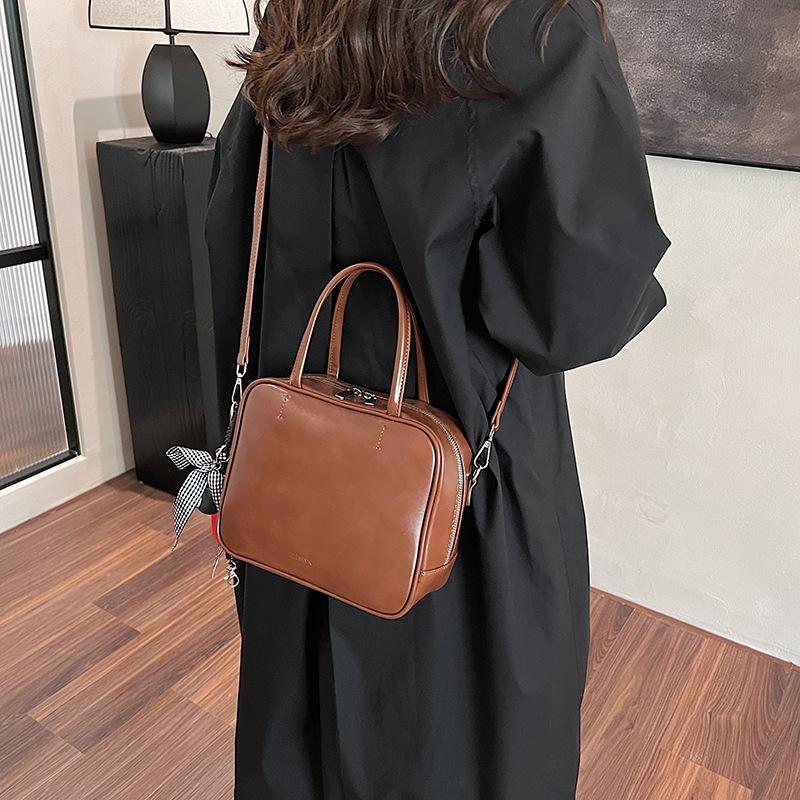 Autumn and Winter New Retro Pillow Bag Women's 2025 Casual Versatile Handbag Personalized Shoulder Messenger Bag Versatile Bag