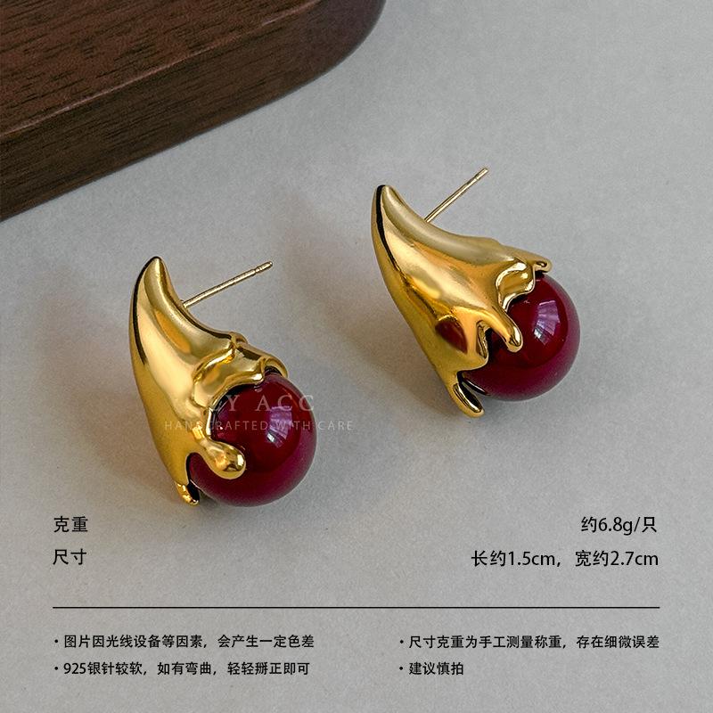 Golden water drop stud earrings, simple retro light luxury fashion three-dimensional personality minimalist style daily versatile earrings