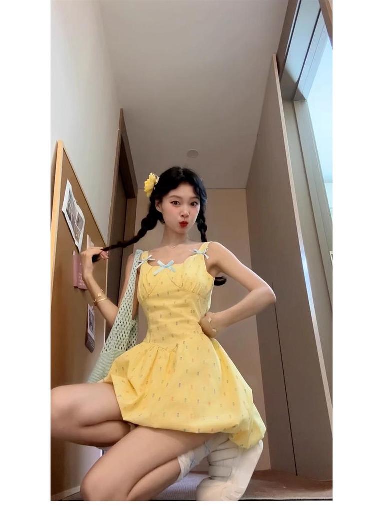 Милое маленькое желтое платье-тюльпан в горошек - на бретельках-спагетти, с приталенным силуэтом, пышной юбкой, летний стиль