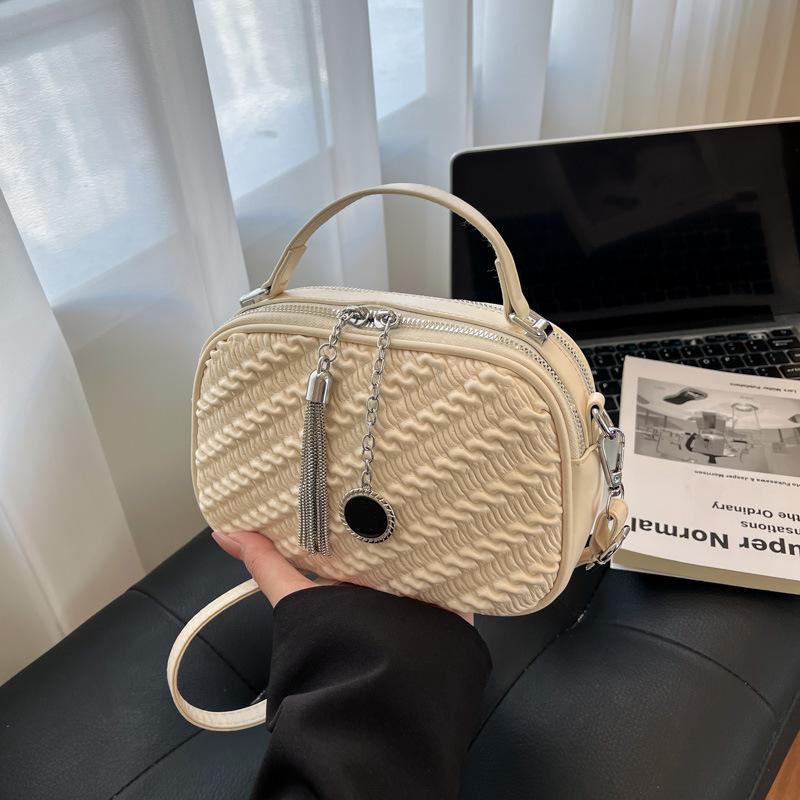 Женская сумка 2025 новая трендовая осенне-зимняя легкая роскошная нишевая высококлассная сумка на плечо для通勤, сумка-мессенджер, маленькая квадратная сумка