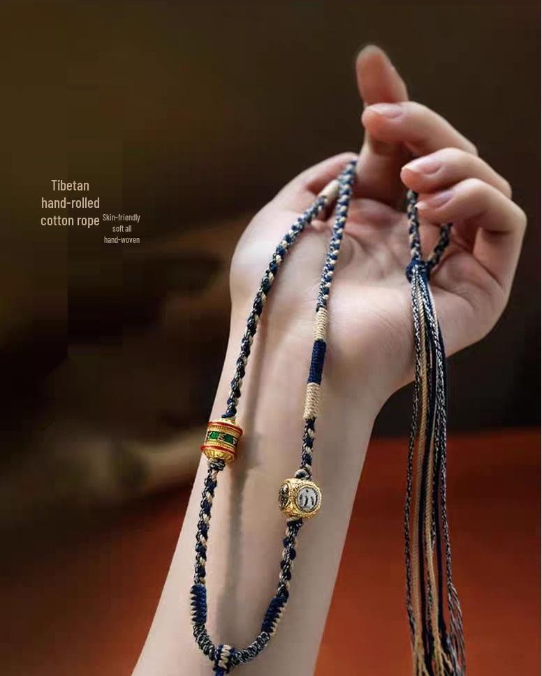 Плетеное ожерелье-подвеска Тханка в тибетском стиле с амулетом Будды и шестислоговой мантрой.