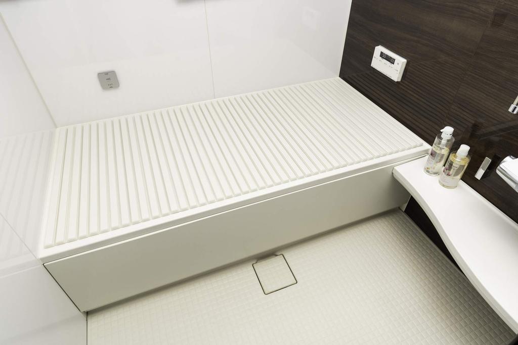 Topre Corporation Antibacterial and Antifungal Bathtub 70 x 149 White Shutter-Style Lid, cm, M15,