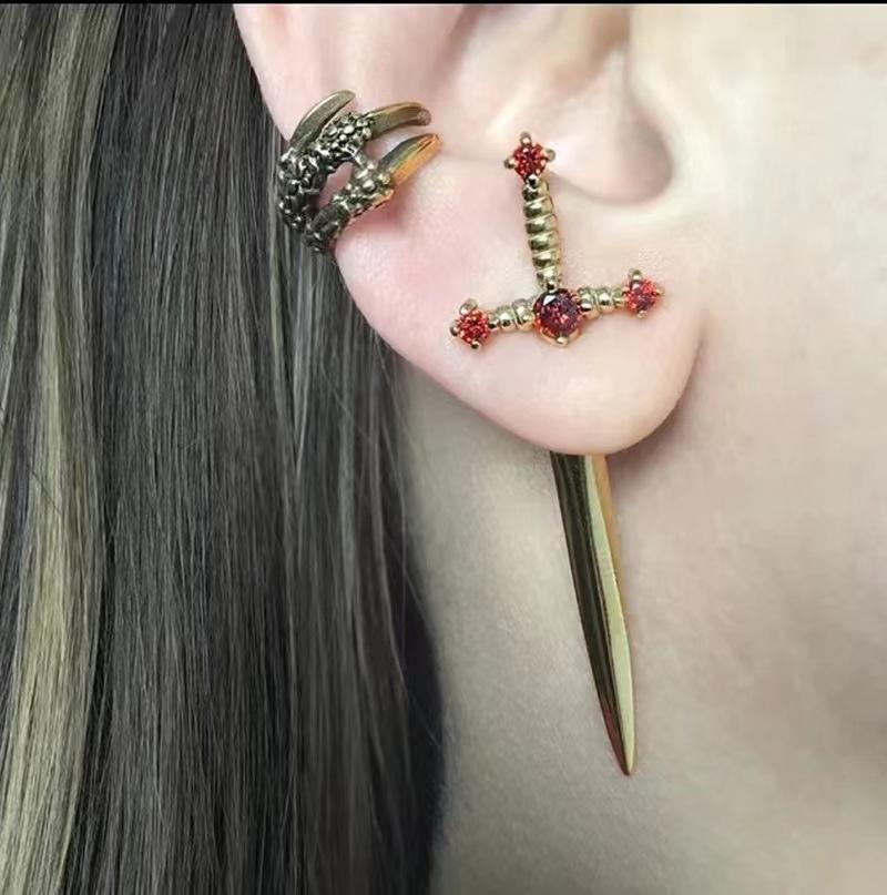 Kiss Jewelry Панк Меч Готический Kinitial Пирсинг Серьги для Женщин Мужчин Готический Хрустальный Ухо Куртка Пусеты Серьги Украшения