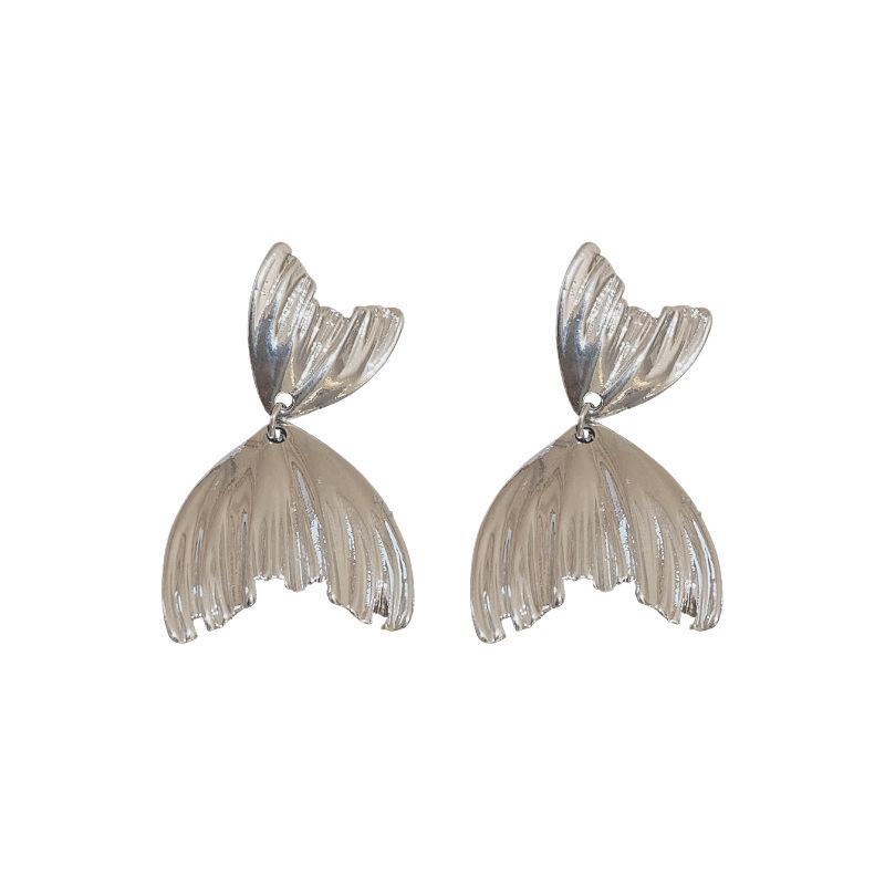 New Simple Metal Style Wrinkle Fishtail Stud Earrings for Women Fashion Personalized Daily Accessory Party Jewelry Birthday Gift