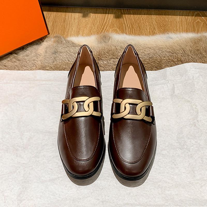 Женские туфли на плоской подошве. Женские модные лоферы без шнуровки. Металлическая цепочка с декором. Повседневная обувь-оксфорды на низком каблуке. Круглый носок. Высочайшее качество.