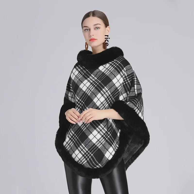 Осенне-зимняя вязаная накидка в клетку с меховым воротником
