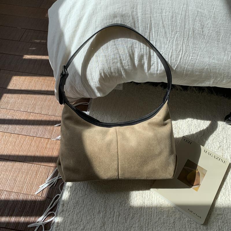 Модный замшевый изысканный универсальный с высоким темпераментом на одно плечо портативный простой 2025 осенний женский клатч-подмышка