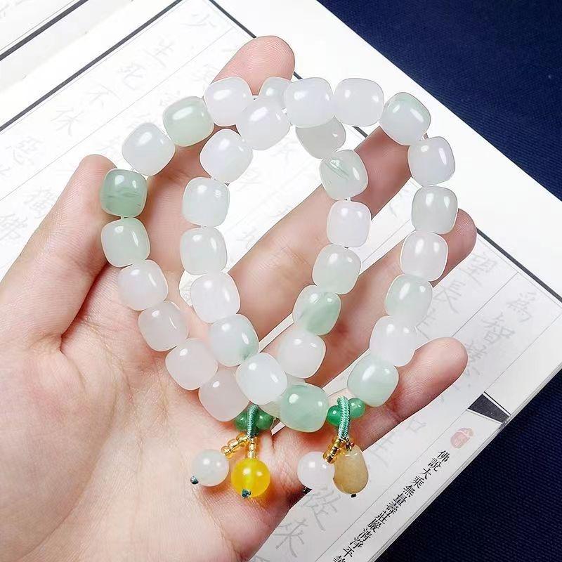 Браслет из золотого шелкового нефрита: Женский Синьцзянский Тяньшаньский Зеленый Нефрит с Дизайном Плавающих Цветов и Бочонками.