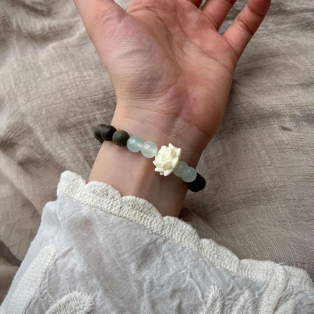 Natural Green Sandalwood Lotus Bracelet: Unisex Design with Wénwán Prayer Beads