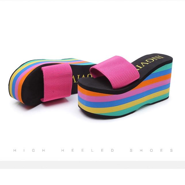 Радужные шлепанцы женские пляжные сандалии летние матовые ремешки супер высокие танкетки тапочки женские летние уличные пантуфли