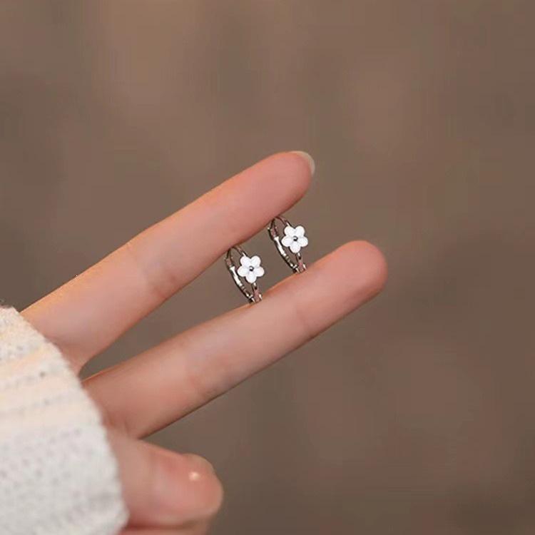 Серьги-гвоздики из серебра S925 в виде лепестков маленького цветка для женщин, свежий и милый дизайн, легкая роскошь, капля из смолы, элегантные и вневременные.