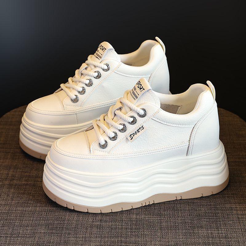 Кожаная внутренняя часть увеличивает рост белые туфли женские 2024 осень новые толстые подошвы маленькие кексы мягкая подошва повседневные туфли для доски