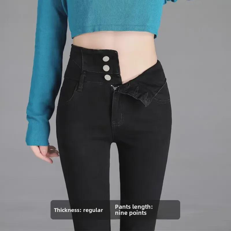 Женские плюшевые узкие джинсы с высокой талией - коллекция осень/зима 2024 г.