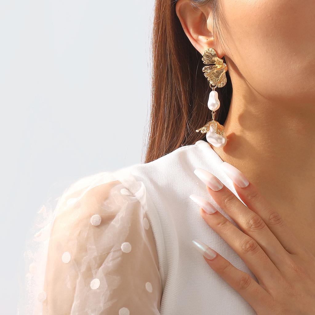 Серьги с жемчугом особой формы. Металлические серьги с листьями ветра. Преувеличенные серьги в стиле хипстер. Геометрические серьги неправильной формы.