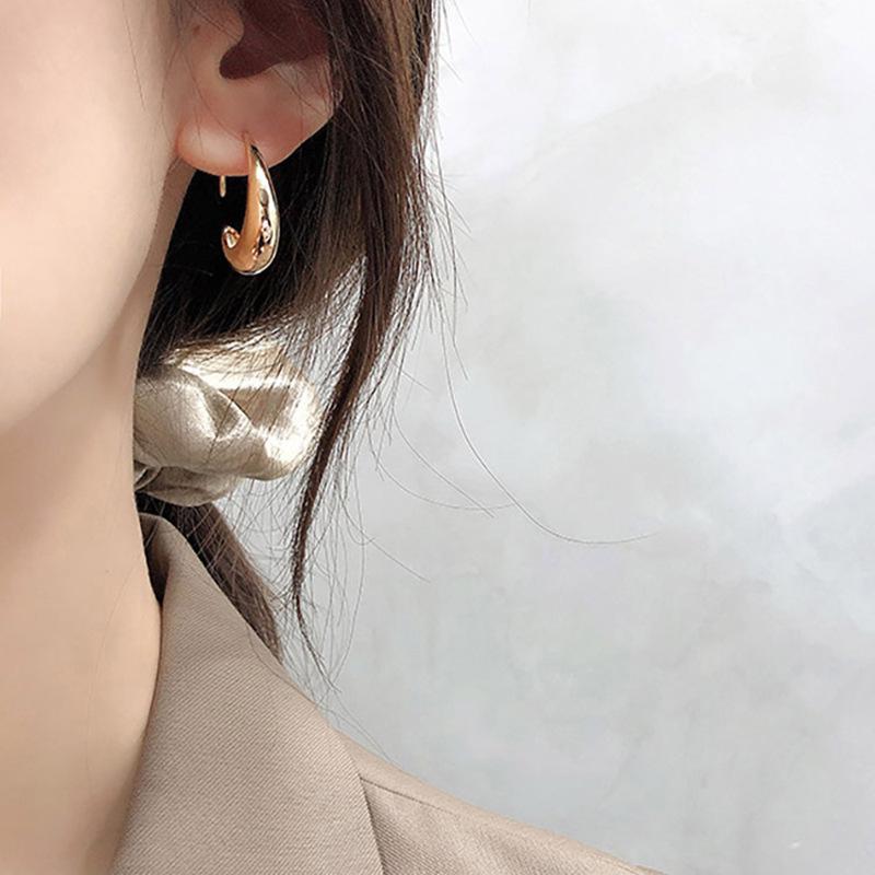 2024 Высококлассные геометрические серьги C-образной формы: Универсальные роскошные модные серьги-кольца для женщин