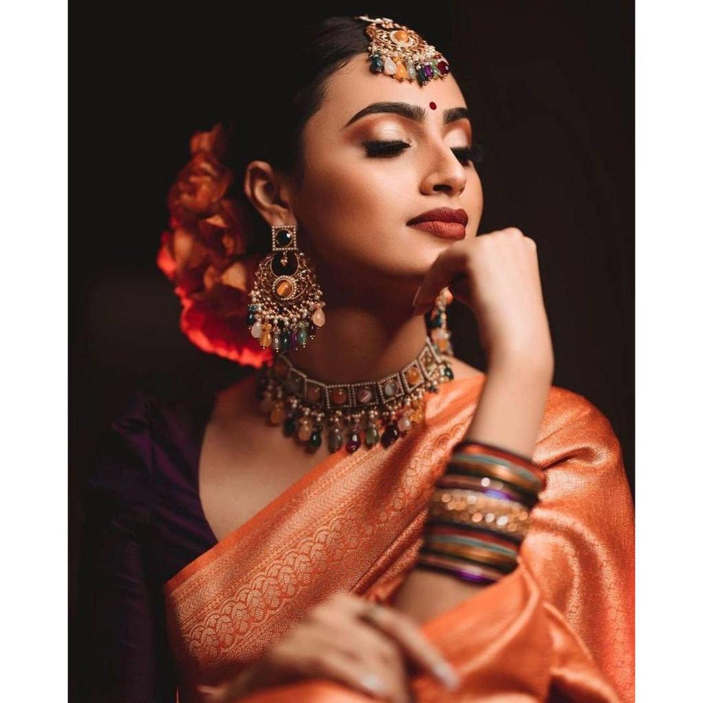 Шелковое сари из магазина АЛМААРИ украшено красивой вышивкой Зари в виде традиционных мотивов.