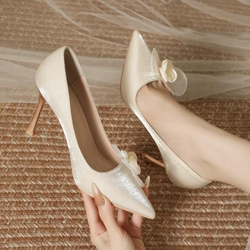 Fashion Elegant Flower String Bead Decoration Pumps Women Comfortable Pointed Toe Satin Brand Designer Shoes Fashion Wedding Bridal Shoe